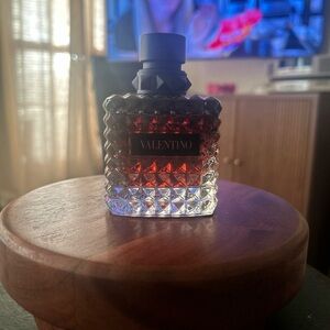 Valentino Donna Born in Roma Intense perfume